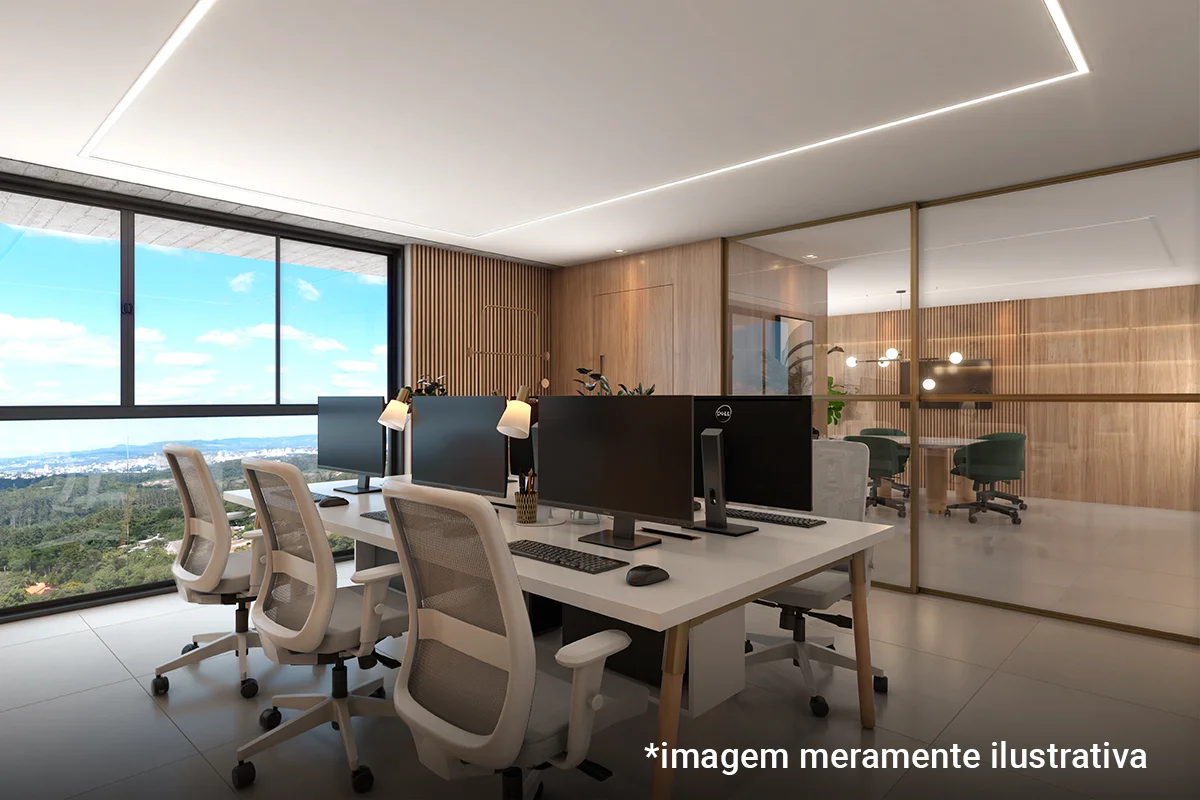 Espaço de trabalho moderno com estações compartilhadas, cadeiras ergonômicas e grandes janelas com vista para a natureza, ambiente iluminado e parede de vidro separando áreas funcionais, demonstrando integração entre design, Soluções em Comunicação e eficiência operacional.