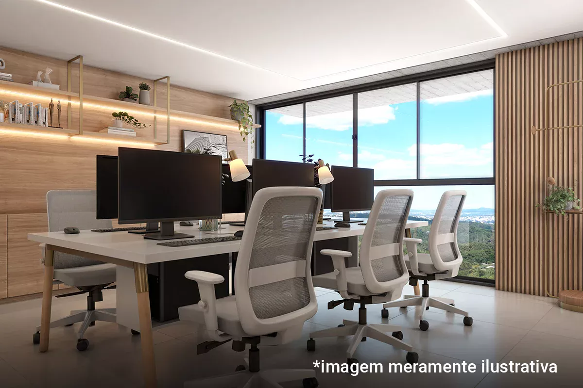 Escritório corporativo elegante com estações de trabalho brancas, cadeiras ergonômicas, painéis de madeira e prateleiras iluminadas, grandes janelas trazendo luz natural e perspectiva ampla, destacando ambiente resolutivo, colaborativo e alinhado à gestão comercial.