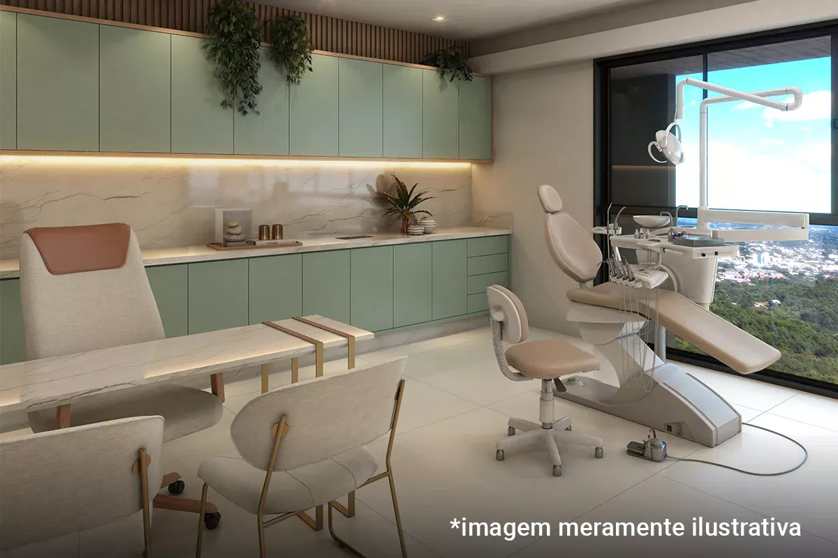 Consultório odontológico sofisticado, cadeira de atendimento, mesa e cadeiras para recepção, armários verdes com detalhes em mármore, iluminação indireta e janela com vista para área verde, enfatizando atendimento personalizado e excelência em soluções inovadoras.