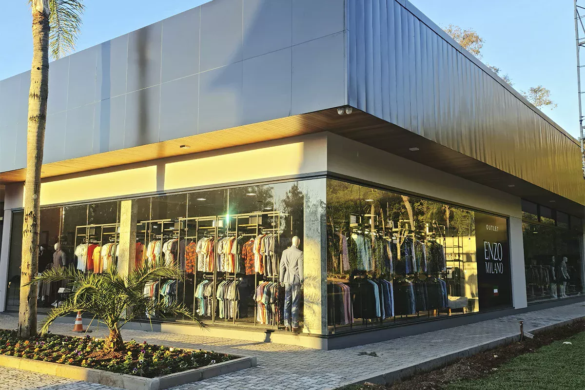 Obras casa Green Garden - Vitrine de loja de roupas com fachada moderna, esquadrias amplas em vidro e elementos metálicos, reforçando gestão comercial estratégica e design inovador.